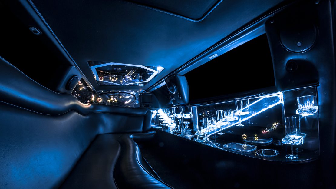 Wnętrze limuzyny podświetlone na niebiesko